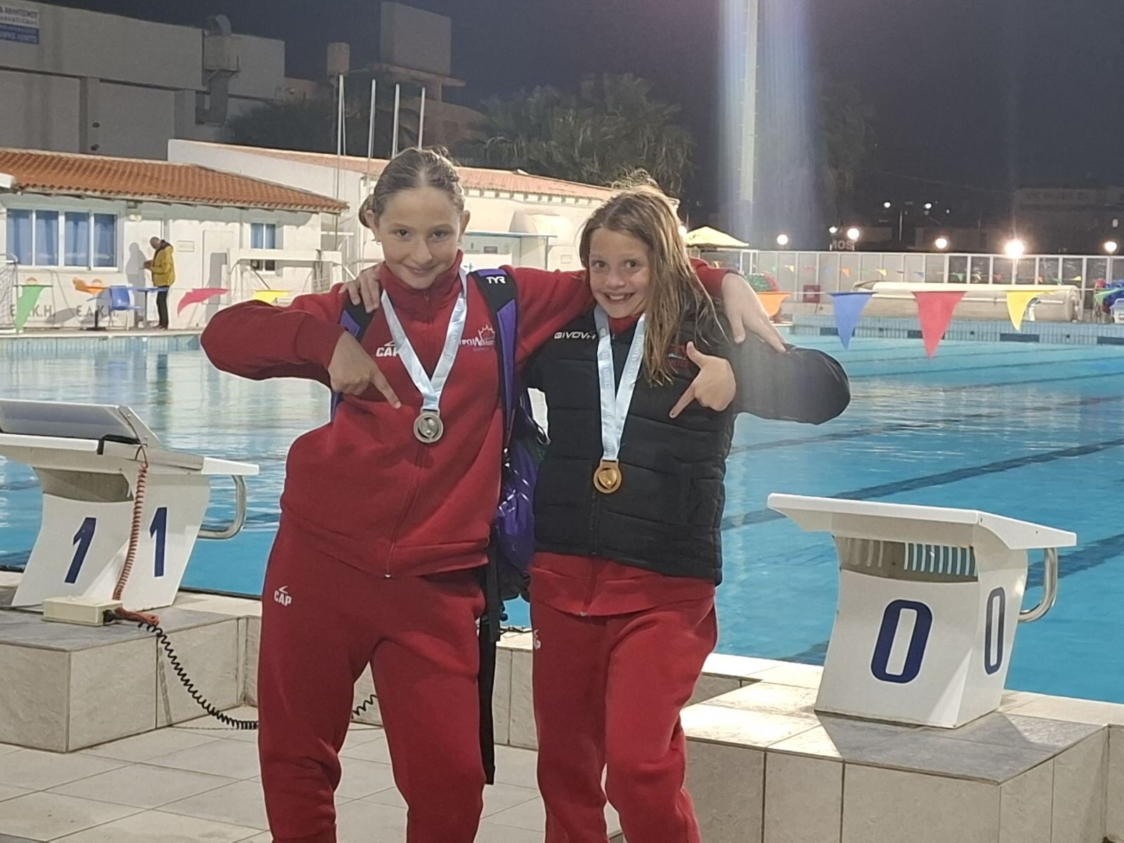 Δύο αθλήτριες του Προαγωνιστικού με τα μετάλλιά τους