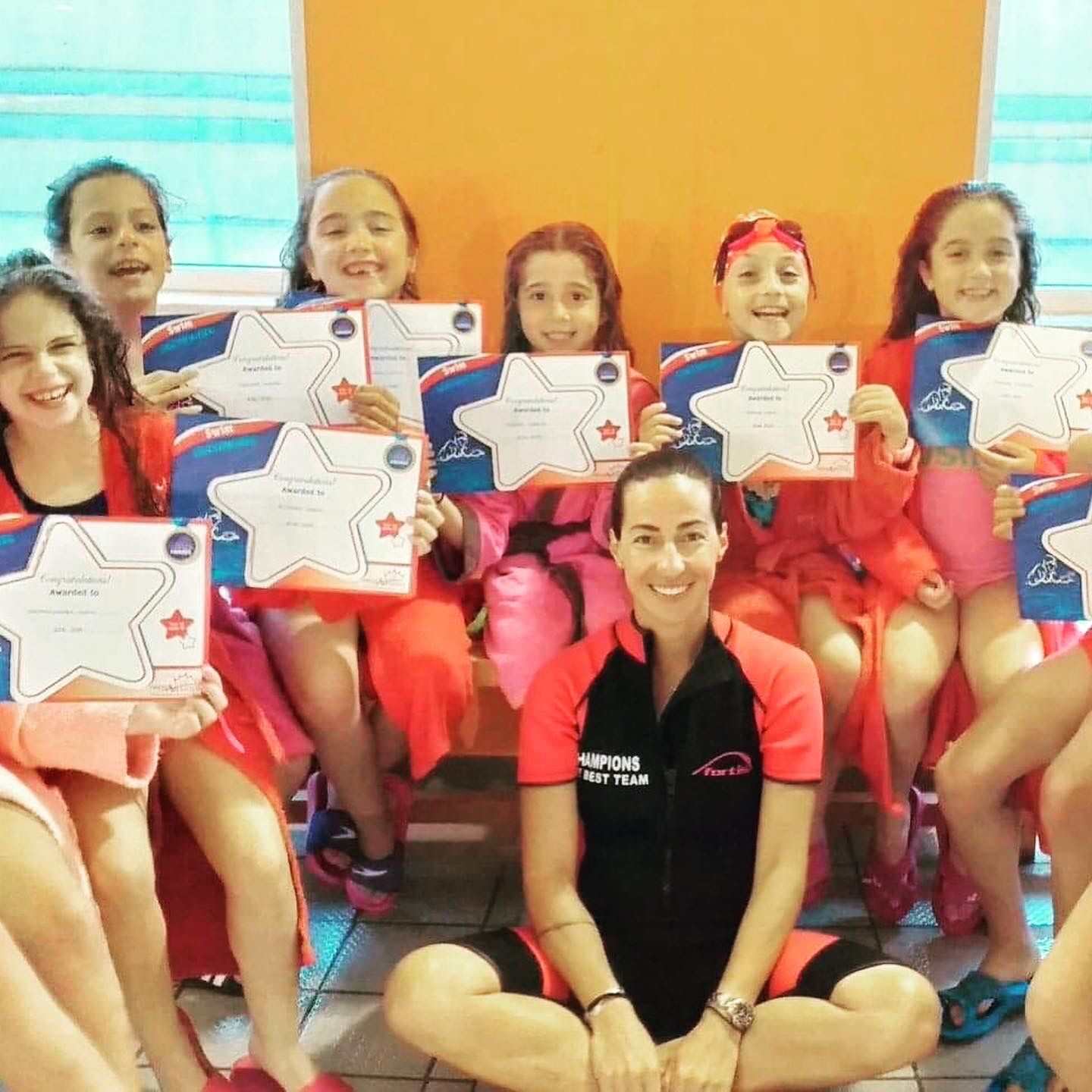 Η προπονήτρια μαζί με τα παιδιά του SWIM